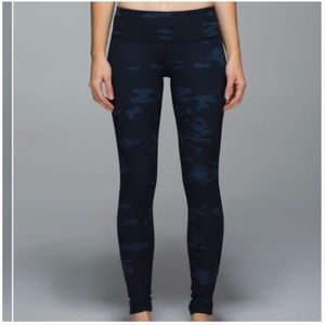 Lululemon athletica wunder under blue camo size 4